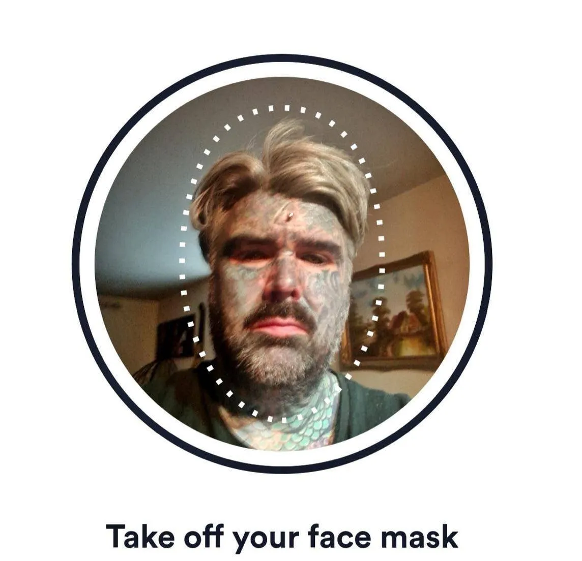 Brit met getatoeëerde knar kan geen vieze filmpjes meer kijken omdat gezichtscheck denkt dat hij een masker draagt