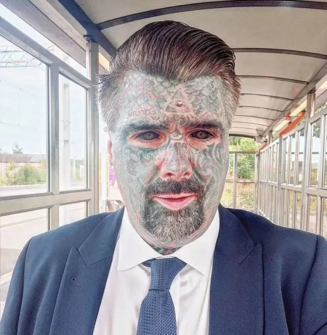 Brit met getatoeëerde knar kan geen vieze filmpjes meer kijken omdat gezichtscheck denkt dat hij een masker draagt
