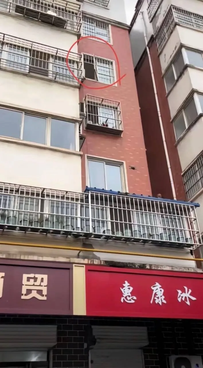 Kind stort uit raam vijfde verdieping, maar komt er wonderbaarlijk goed vanaf