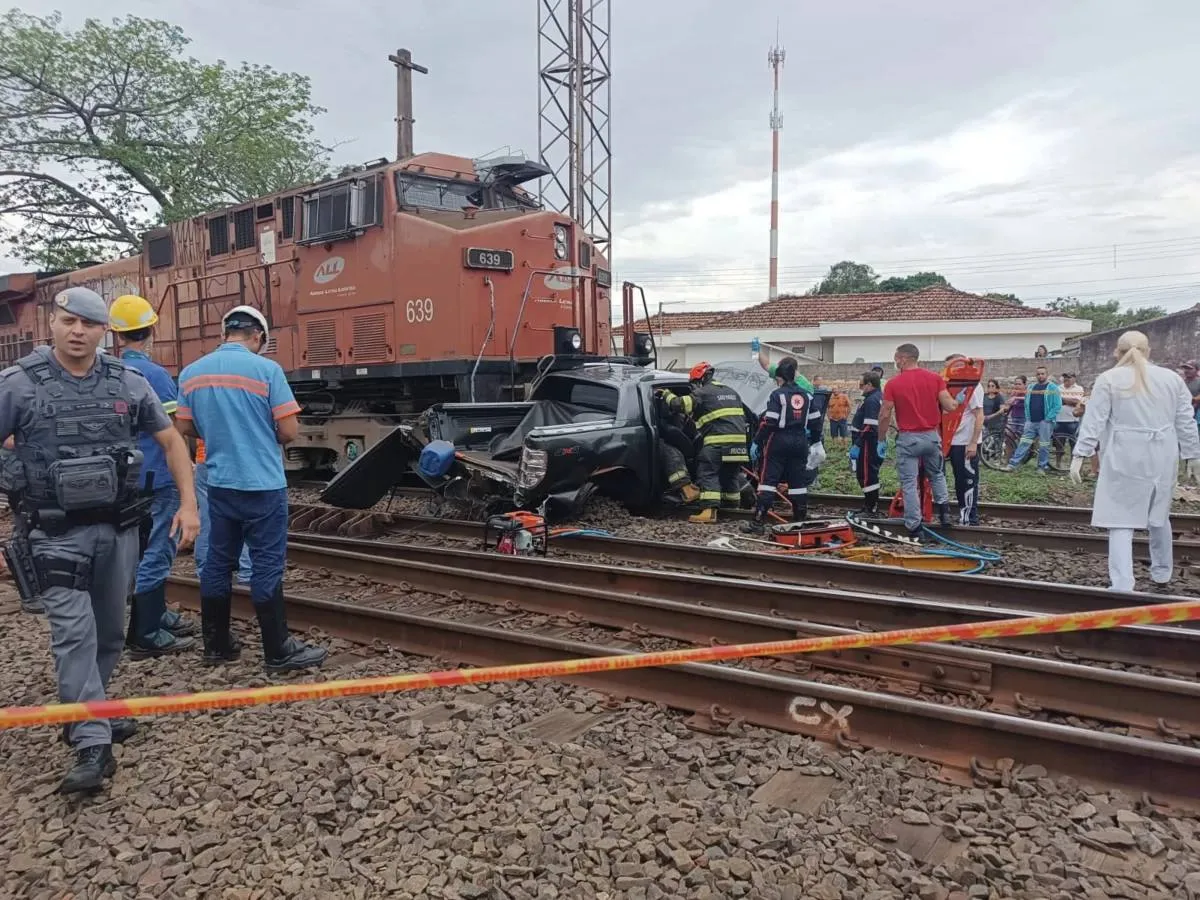 Trein sleurt pick-up 250 meter mee over spoor in Brazilië: eigenwijze bestuurder en vrouw overleven