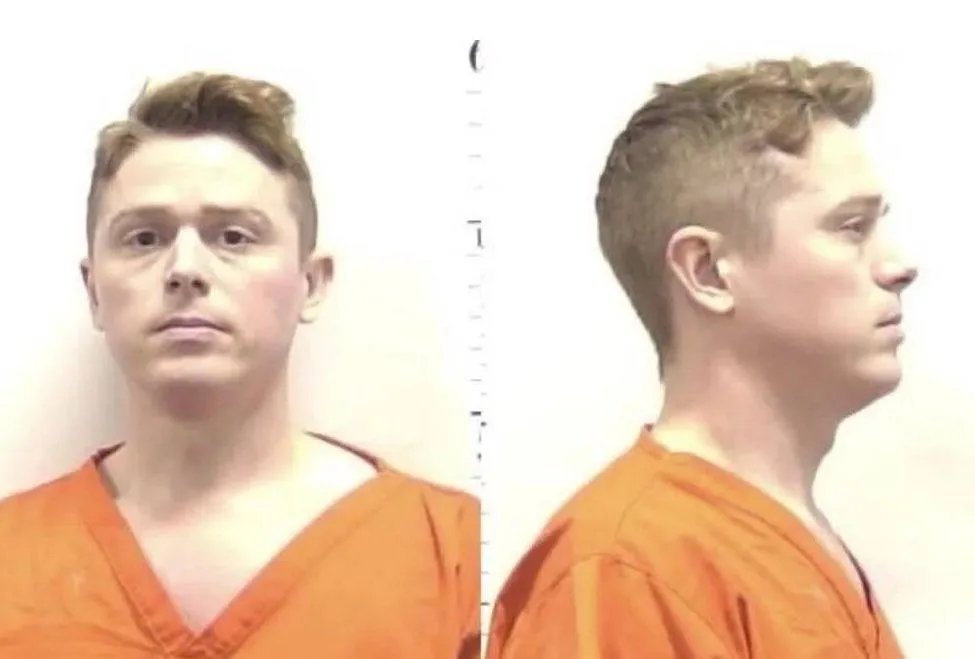 Knakker in nazi-uniform slaat vrouw knock-out voor bar in Athens