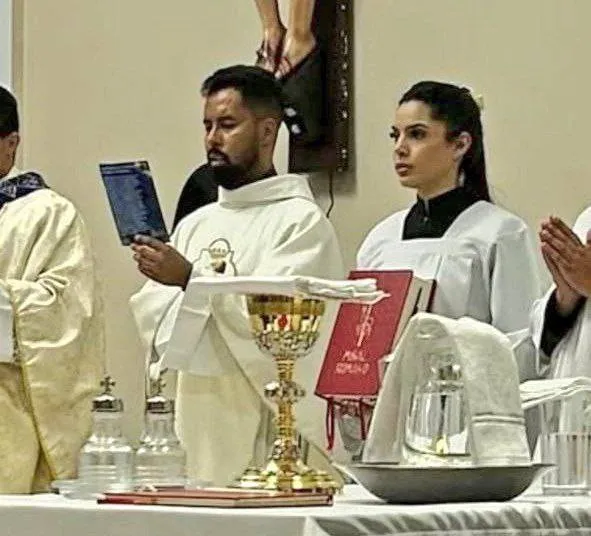 Priester in Brazilië betrapt met de verloofde van een kerkganger: halfnaakt en verstopt onder de wastafel