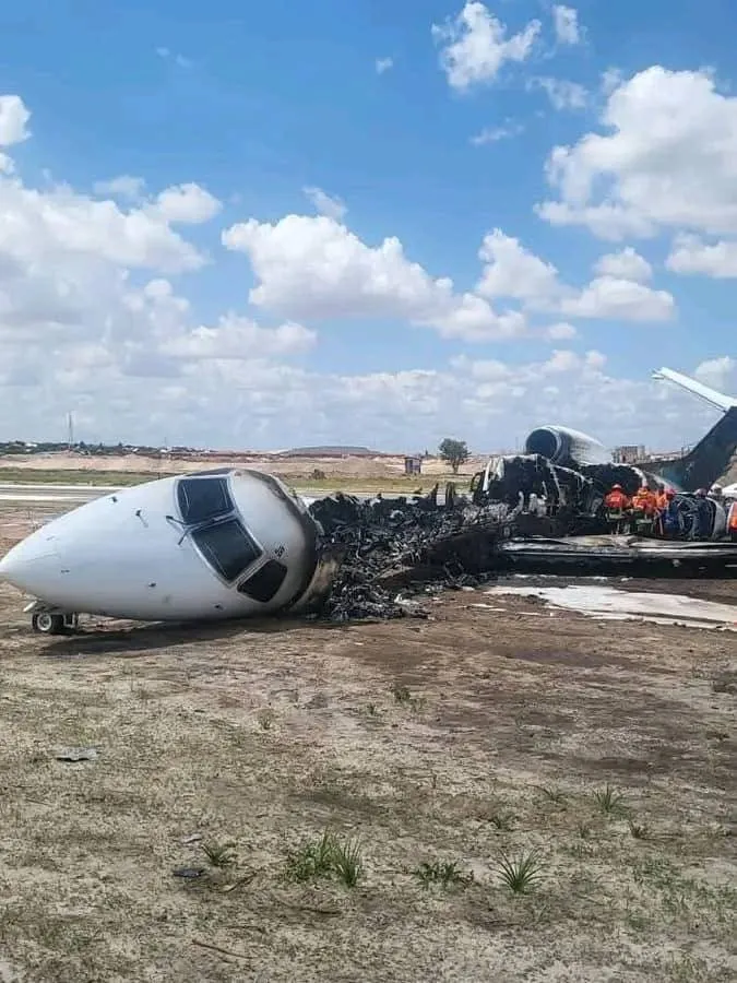 Vliegtuig met Congolese minister glijdt van baan en vliegt in de hens: iedereen er levend uit