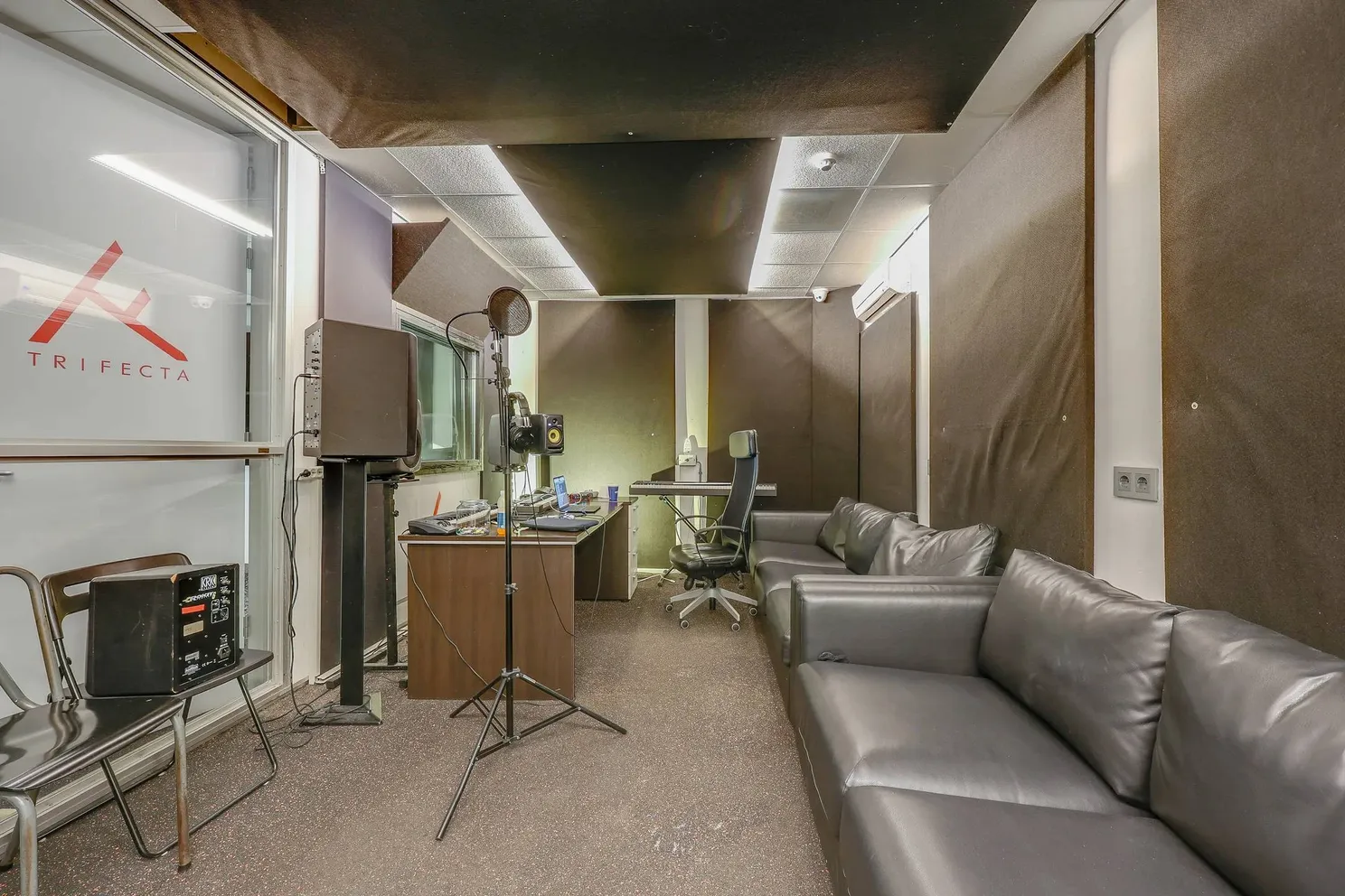 Pand Ali B in Almere te koop: voor nog geen miljoen heb je onder andere z’n oude studio