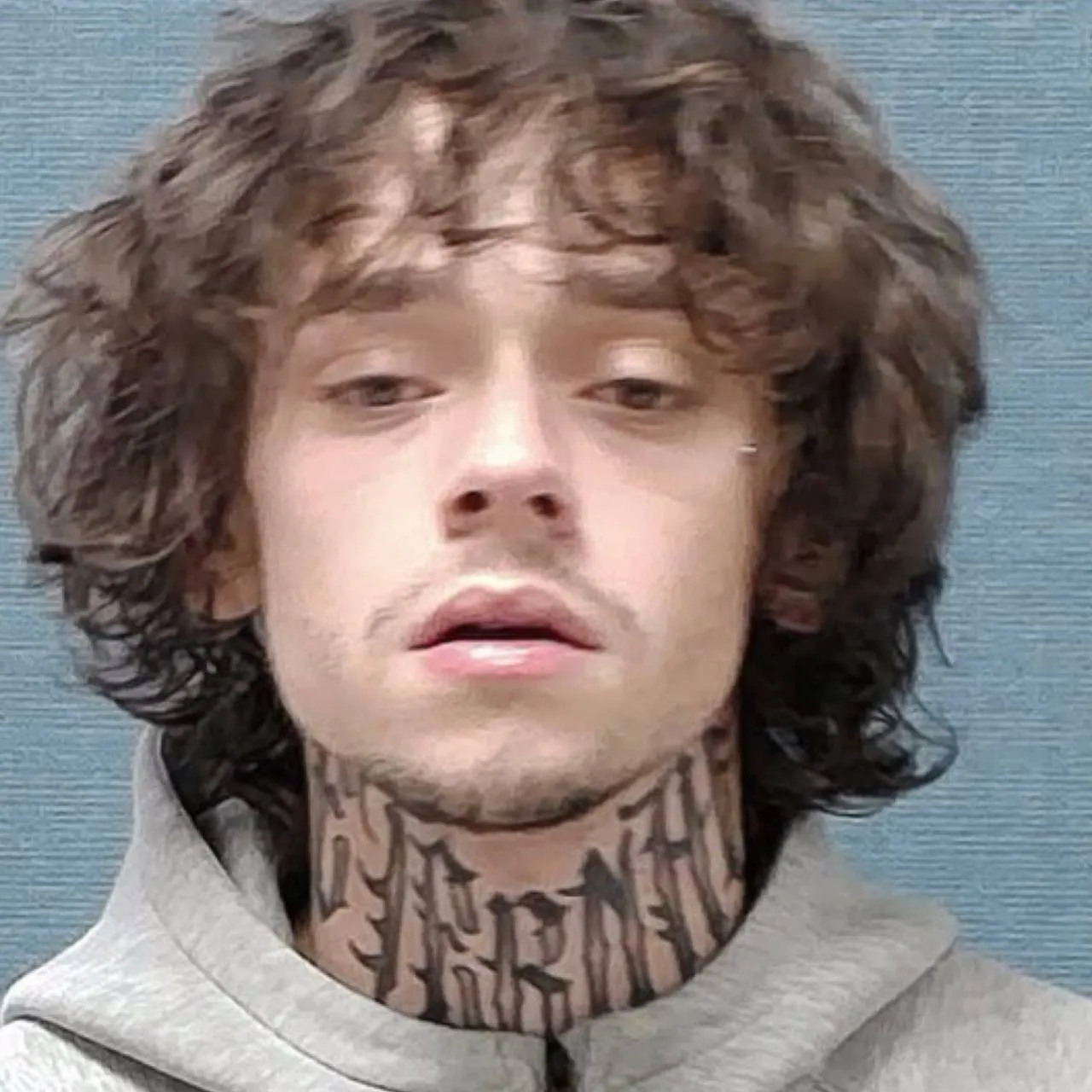 Winkeldiefstal loopt compleet uit de hand: man probeert agent neer te schieten in Walmart-kamertje