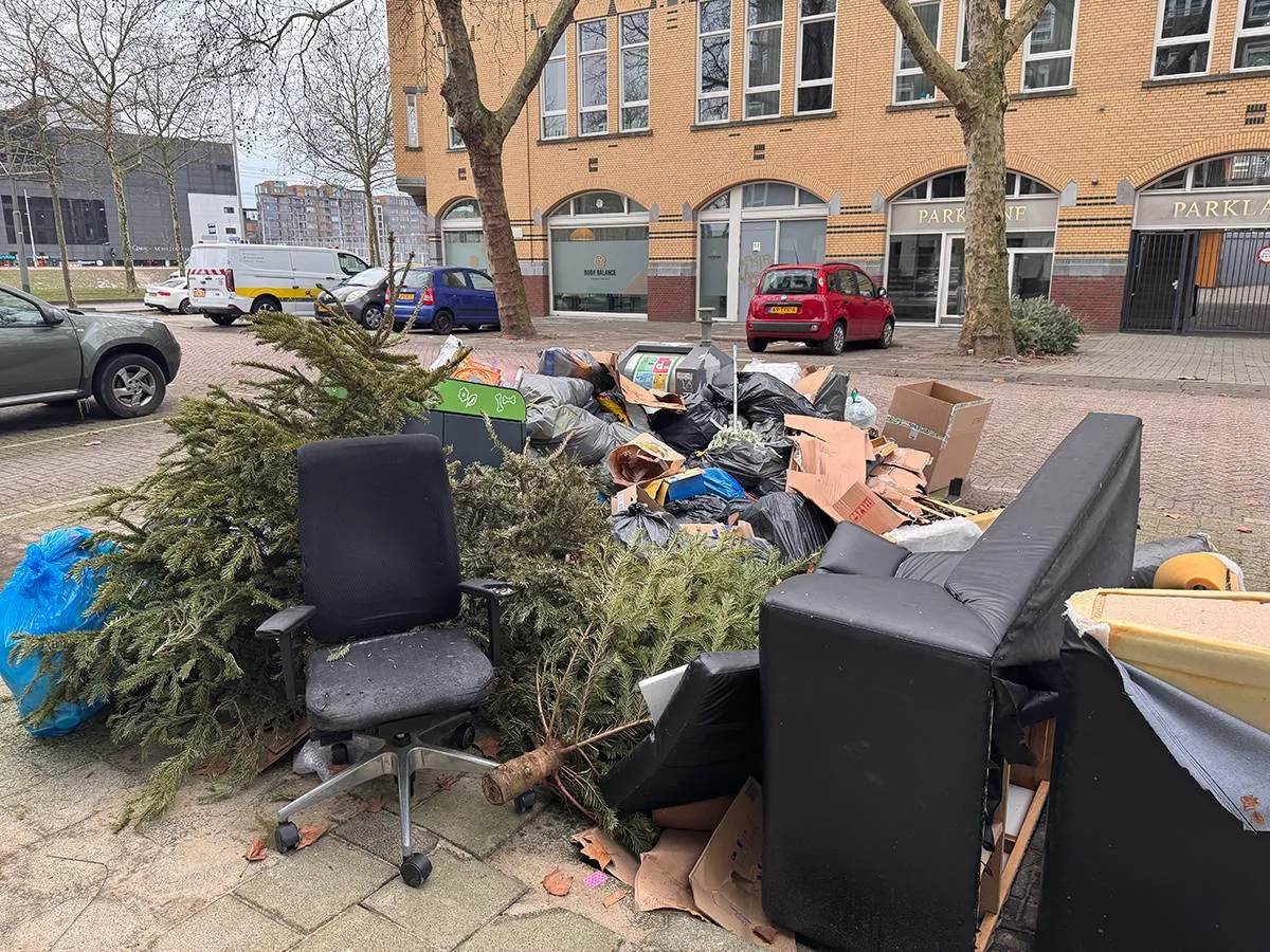 picture_vk_Afval_door_winterse_weer_niet_opgehaald_en_Rotterdam_is_een_grote_vuilnisbelt_04