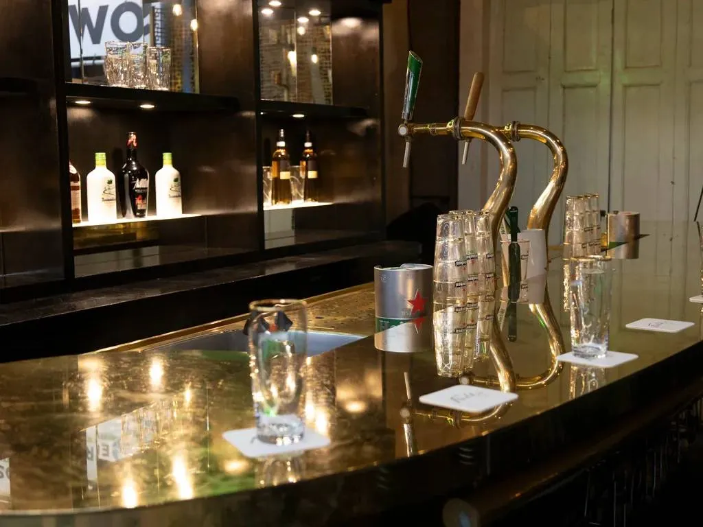 Iconische Heineken-bar uit Hotel De L’Europe Amsterdam onder de hamer: startbod €5.000