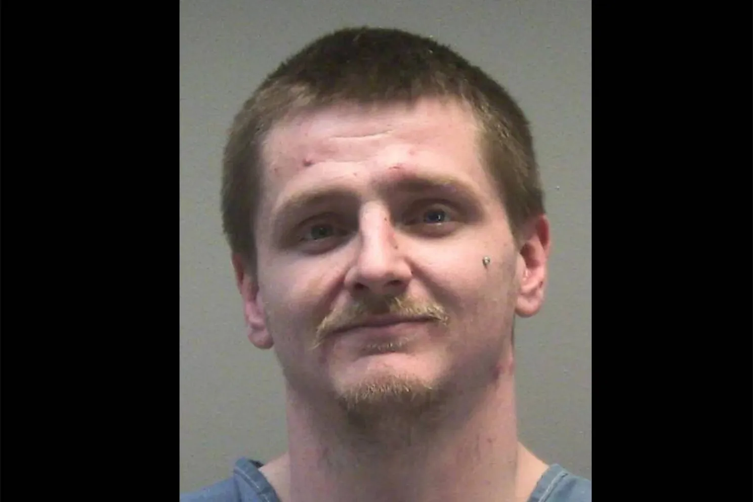 Vuilnisman schrikt zich de tandjes: verdachte verstopt zich in kliko en wordt betrapt