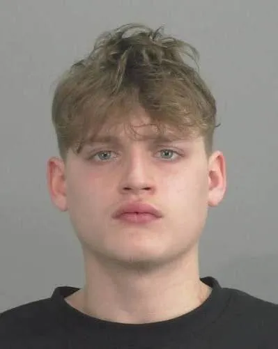 Scholier opgepakt voor 300+ aanklachten sextortion-netwerk: deed zich voor als 18+ filmster uit Nederland