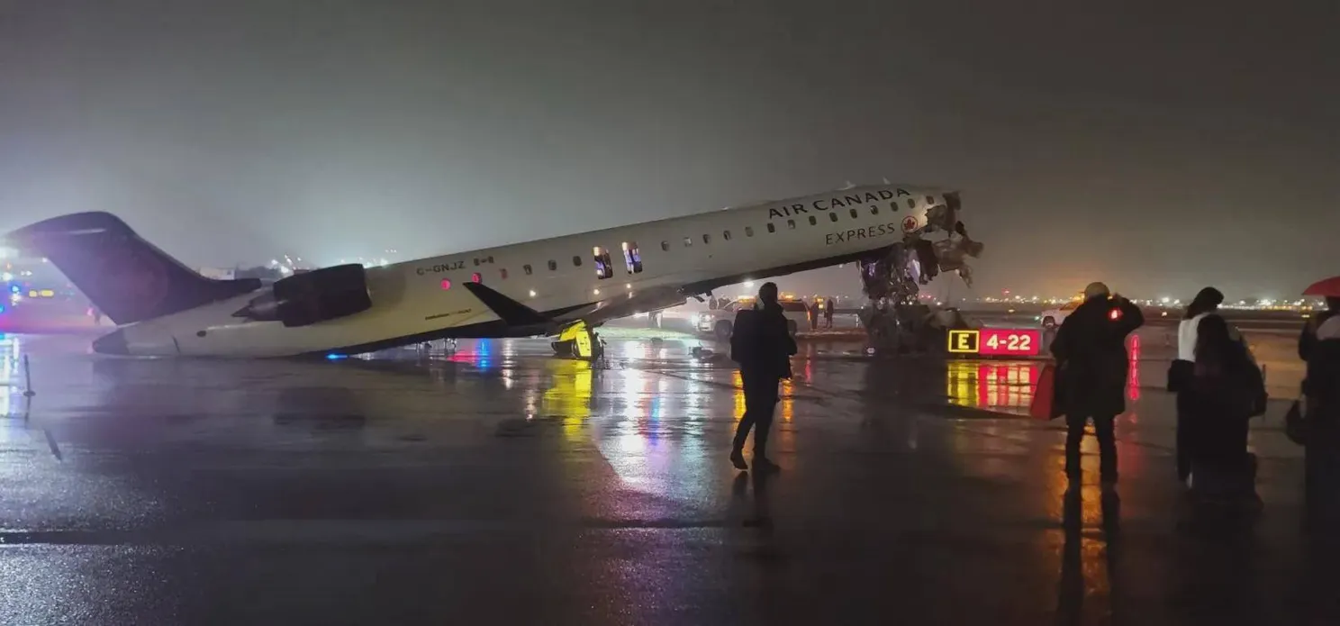 Vliegtuig knalt op brandweerwagen op luchthaven New York: chaos op LaGuardia