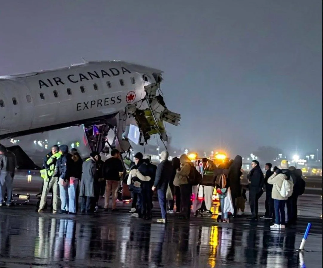 Vliegtuig knalt op brandweerwagen op luchthaven New York: chaos op LaGuardia