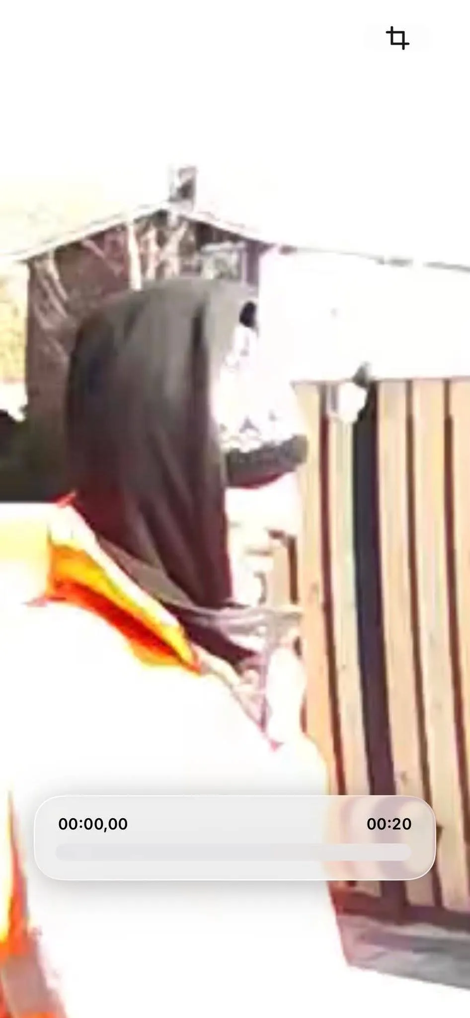 Auto verwoest door brandstichting in Sneek, verdachte met opvallende jas op beeld