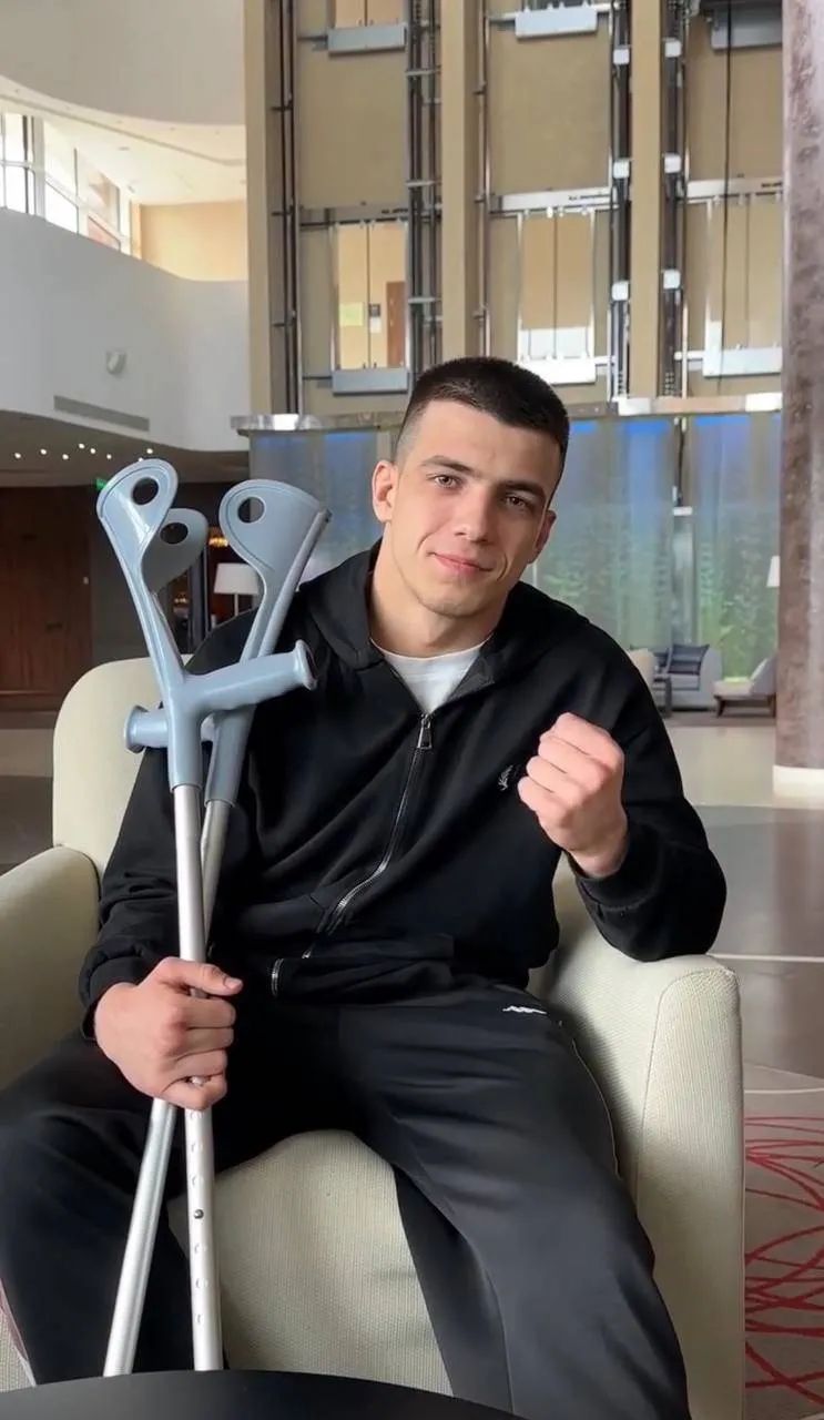 Niet voor de zwakke maag: Russische MMA-vechter breekt been tijdens overwinningssalto