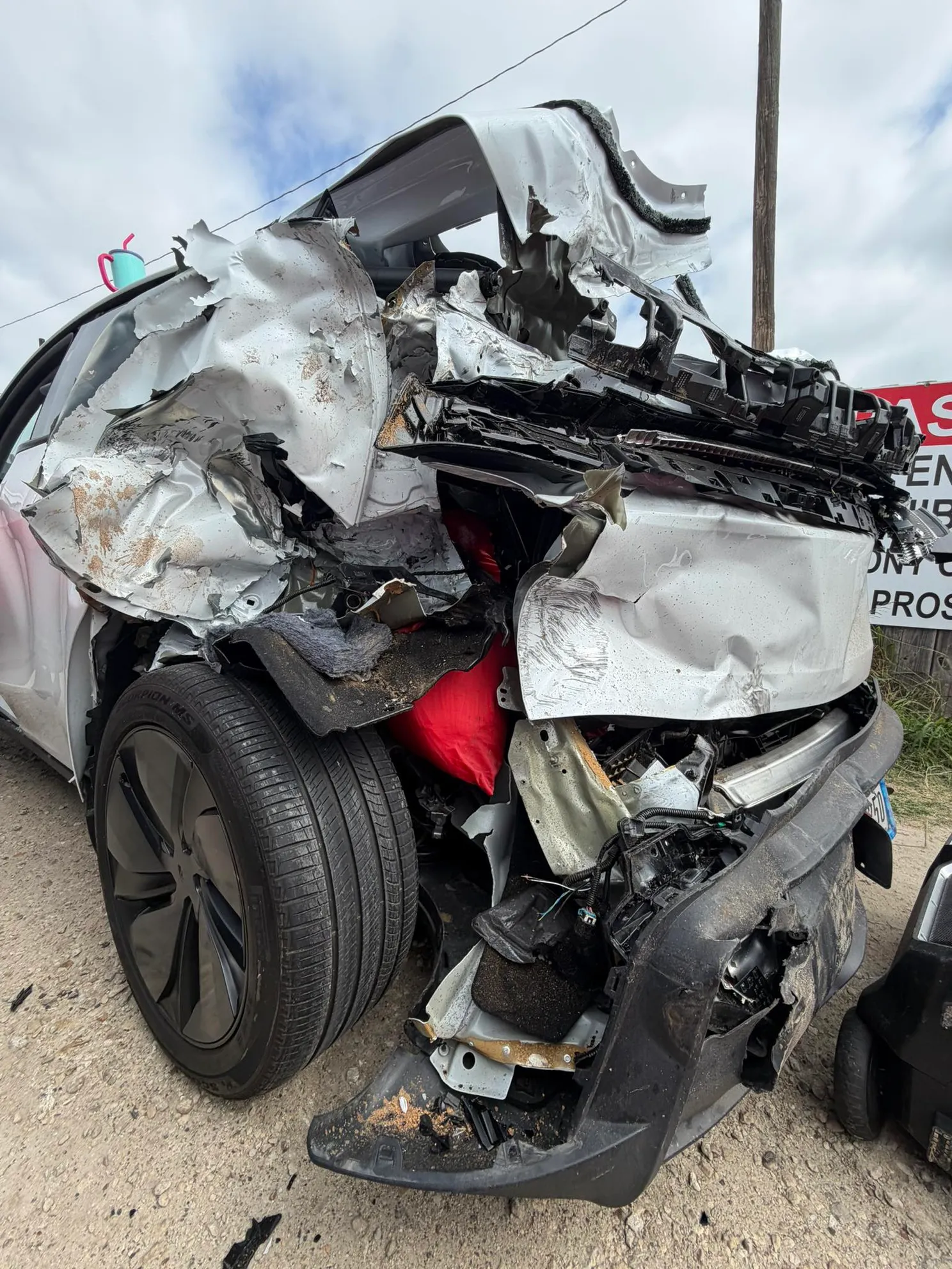 Half uit rijdende Jeep hangen loopt compleet uit de hand… vragen om ellende en die kwam er dan ook