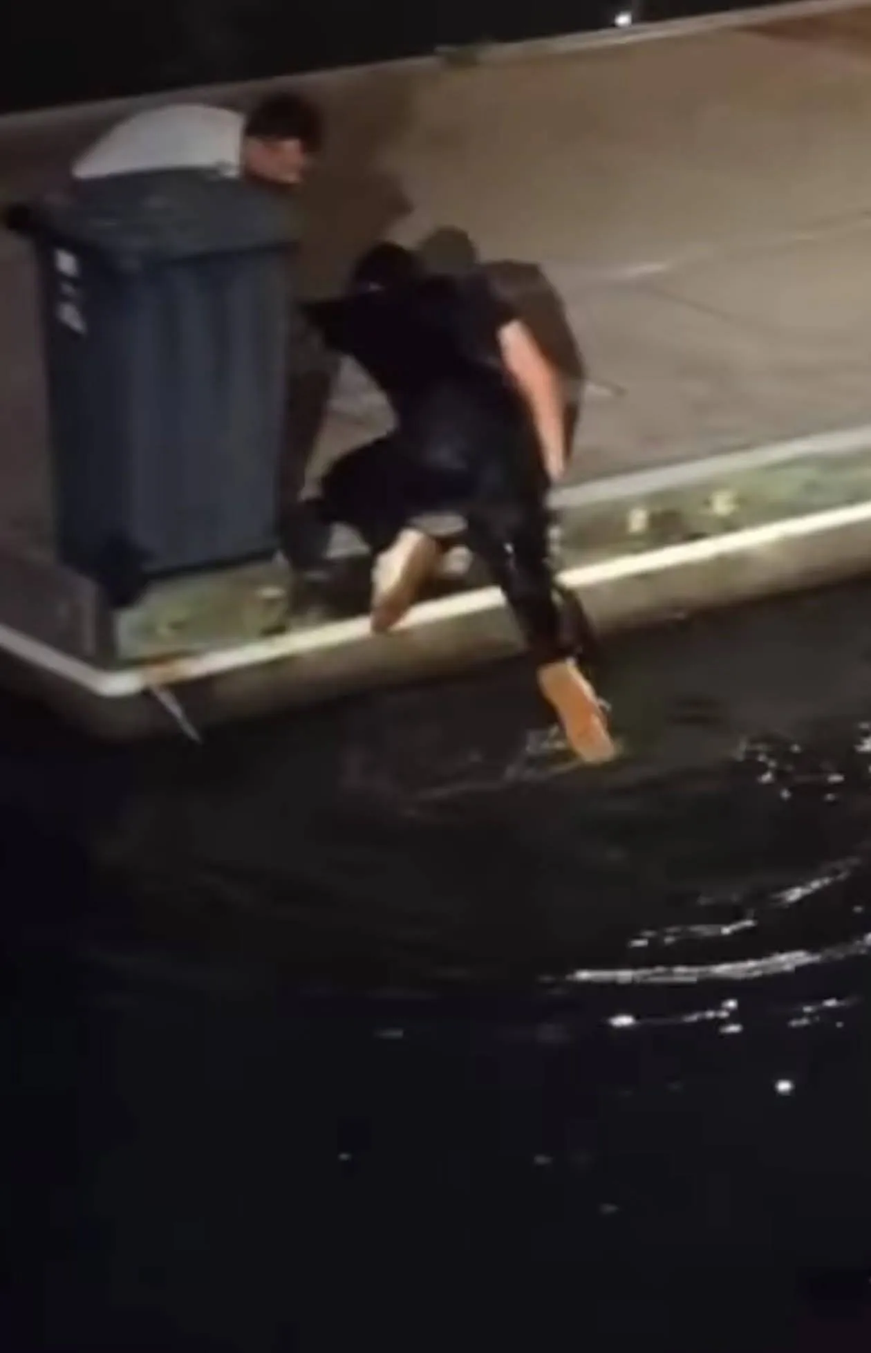 Klapzatte bestuurder eindigt GTA-stijl te water, klimt er zelf weer uit in Veracruz