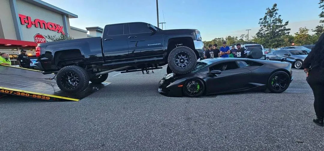 Florida-dingen: Chevrolet Silverado parkeert letterlijk op Lamborghini Huracán in Orlando