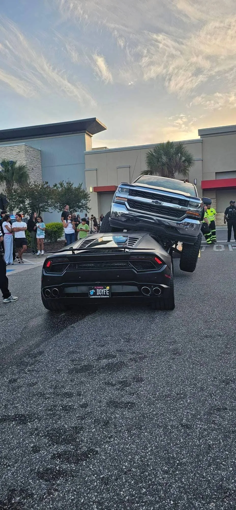 Florida-dingen: Chevrolet Silverado parkeert letterlijk op Lamborghini Huracán in Orlando
