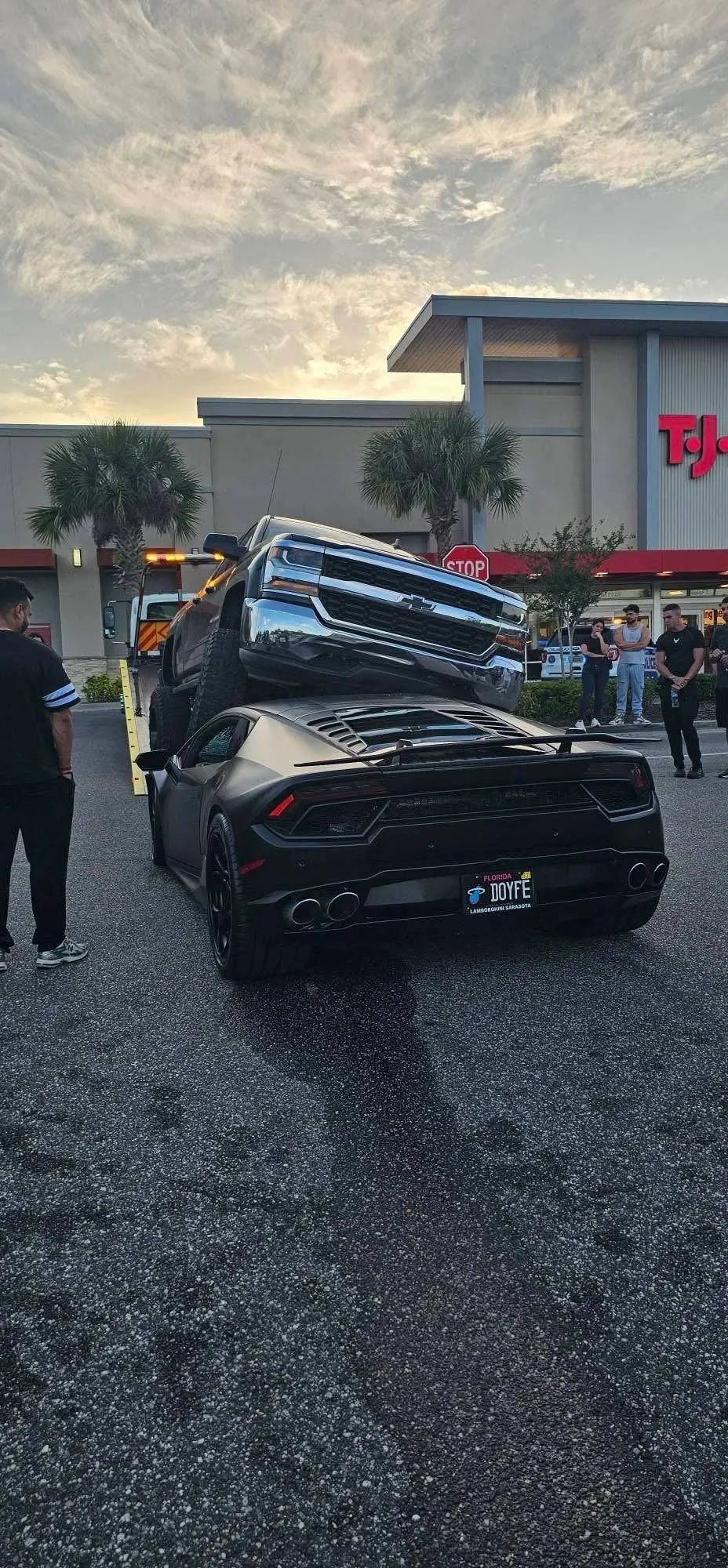 Florida-dingen: Chevrolet Silverado parkeert letterlijk op Lamborghini Huracán in Orlando
