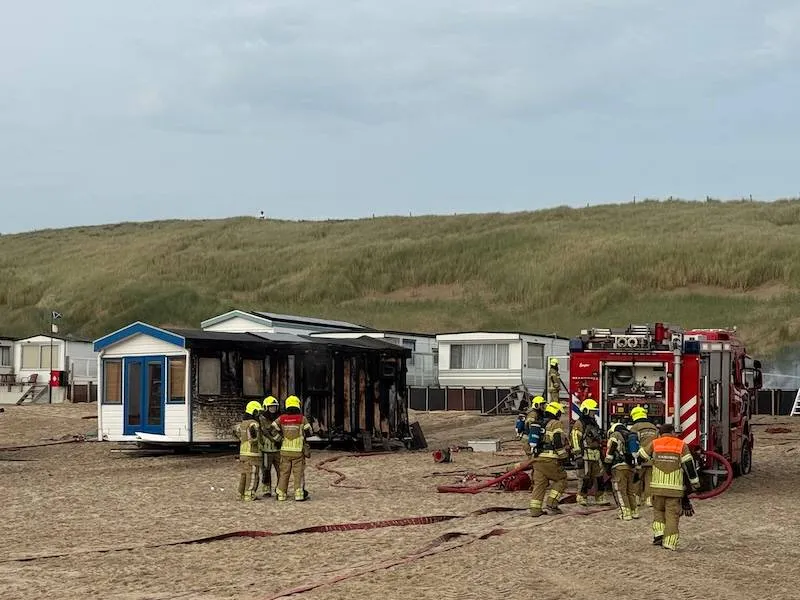 Brand op strand van Egmond aan Zee: meerdere strandhuisjes in vlammen op, explosie vastgelegd door webcam