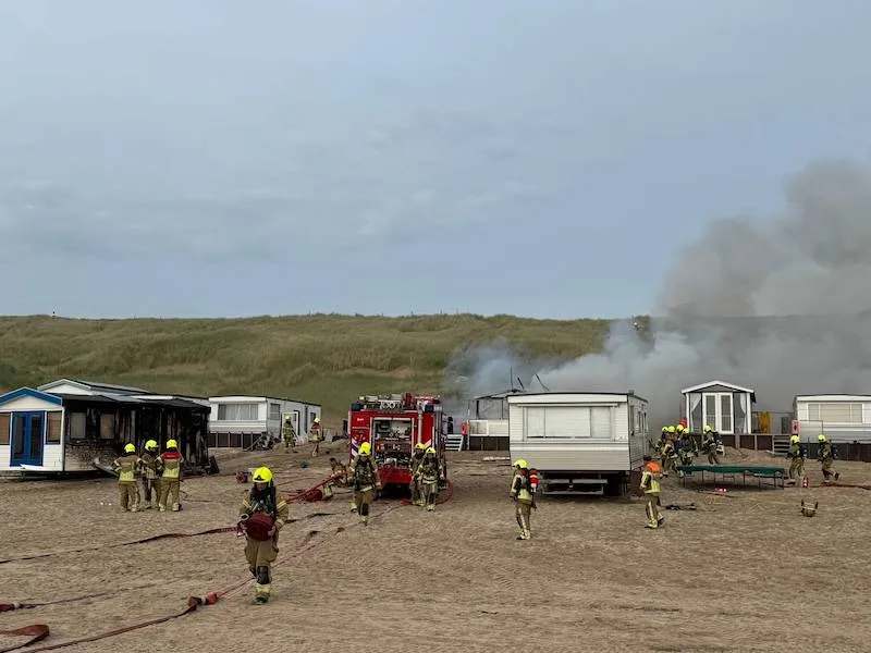 Brand op strand van Egmond aan Zee: meerdere strandhuisjes in vlammen op, explosie vastgelegd door webcam