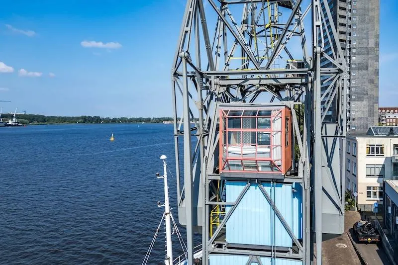 In Amsterdam staat een havenkraan omgebouwd tot luxe hotelkamer te koop