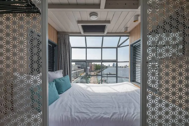 In Amsterdam staat een havenkraan omgebouwd tot luxe hotelkamer te koop