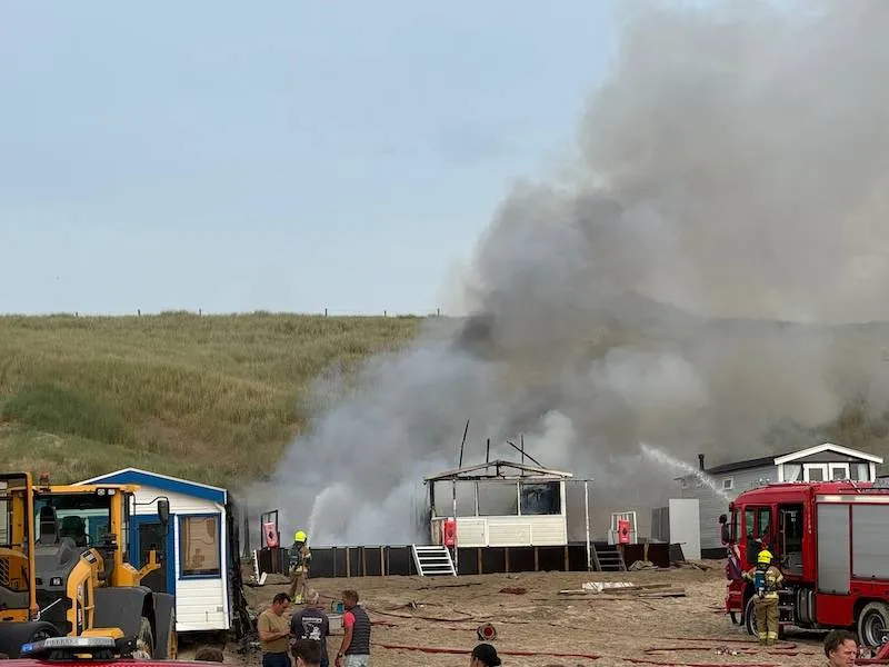 Brand op strand van Egmond aan Zee: meerdere strandhuisjes in vlammen op, explosie vastgelegd door webcam