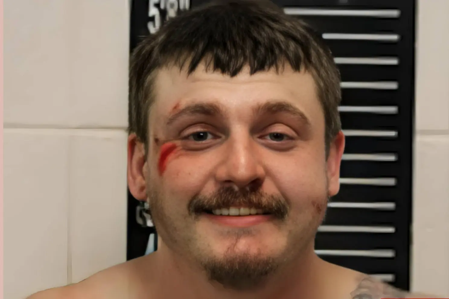 Amerikaan denkt politie te slim af te zijn en duikt via een haasje-over sprong van brug af