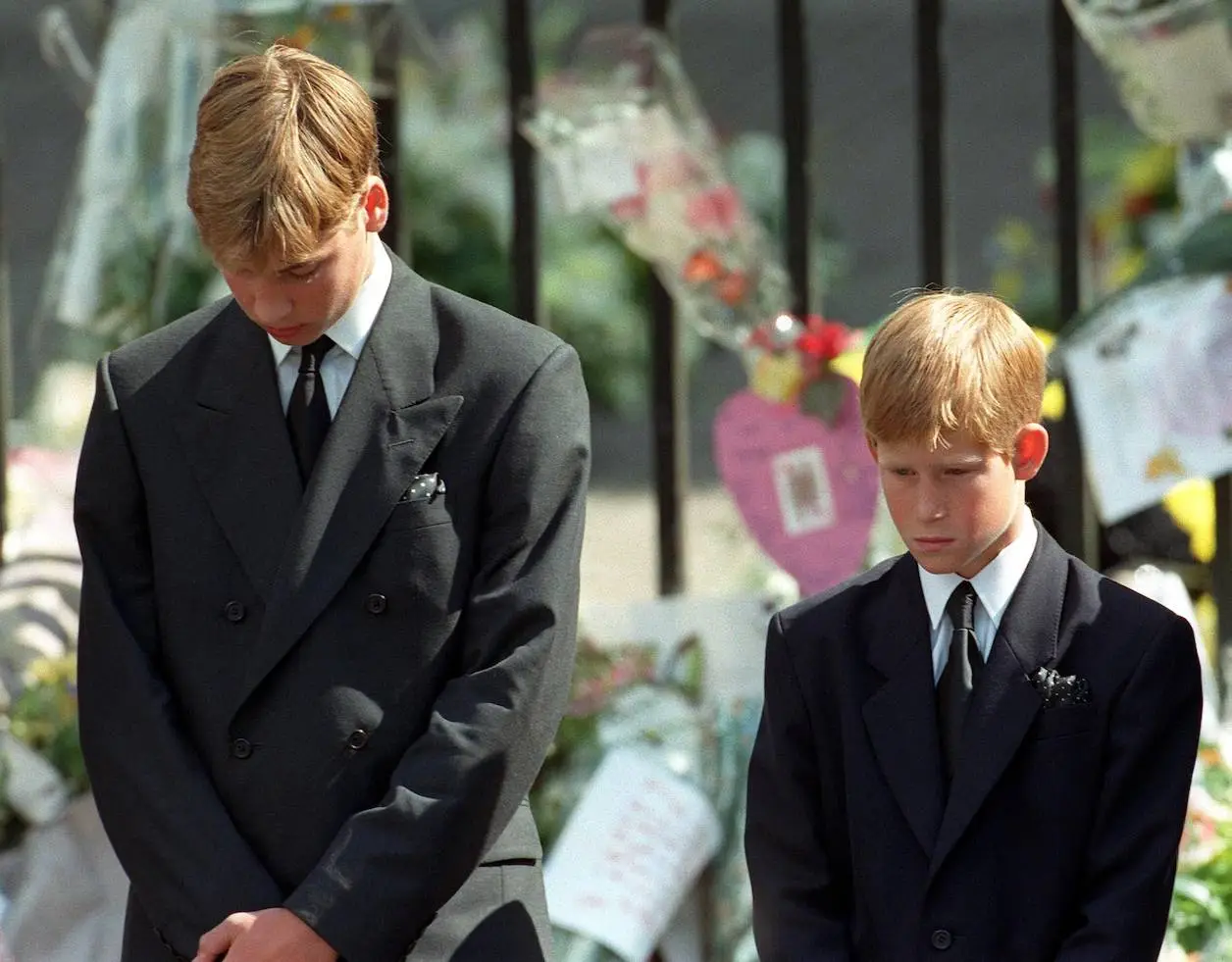 prins-harry-rechts-en-prins-william-tijdens-de-begrafenis-van-diana