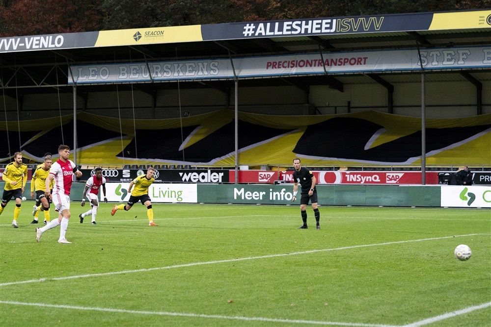 Ajax loopt door Willem II-debacle achter op record