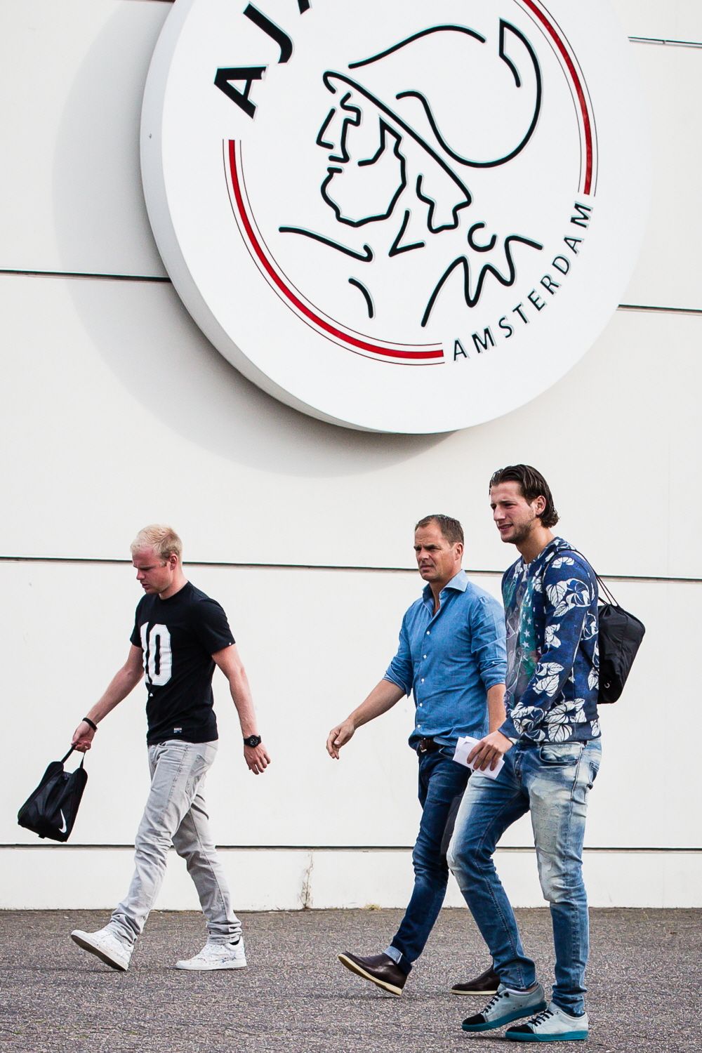 Foto's: Heitinga trekt Ajax-trainingsshirt aan