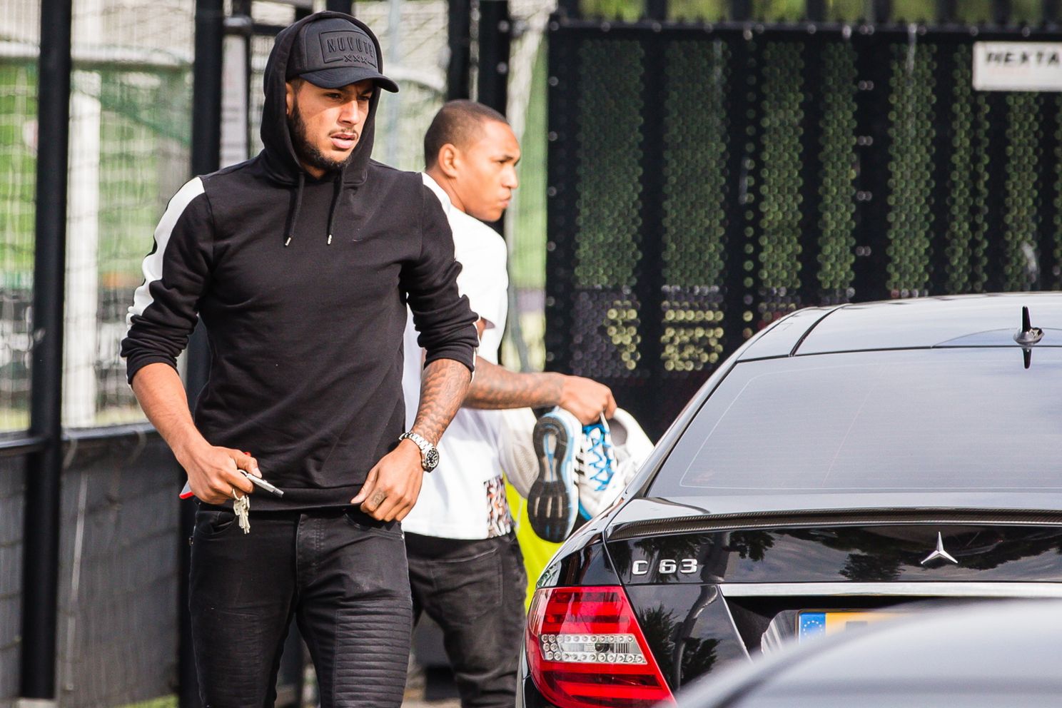 Foto's: Heitinga trekt Ajax-trainingsshirt aan