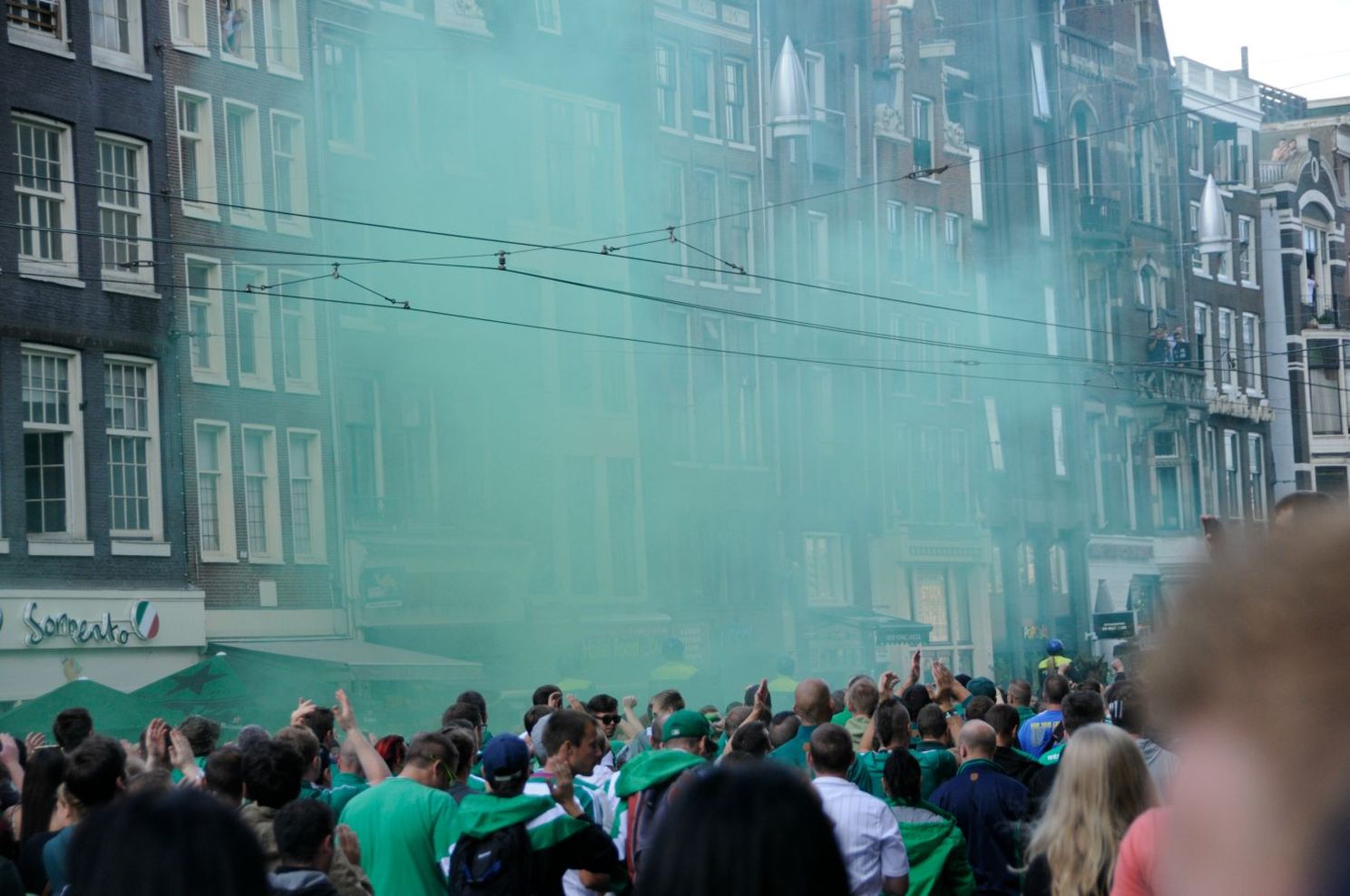 Fotoverslag: Opwarmen op De Wallen