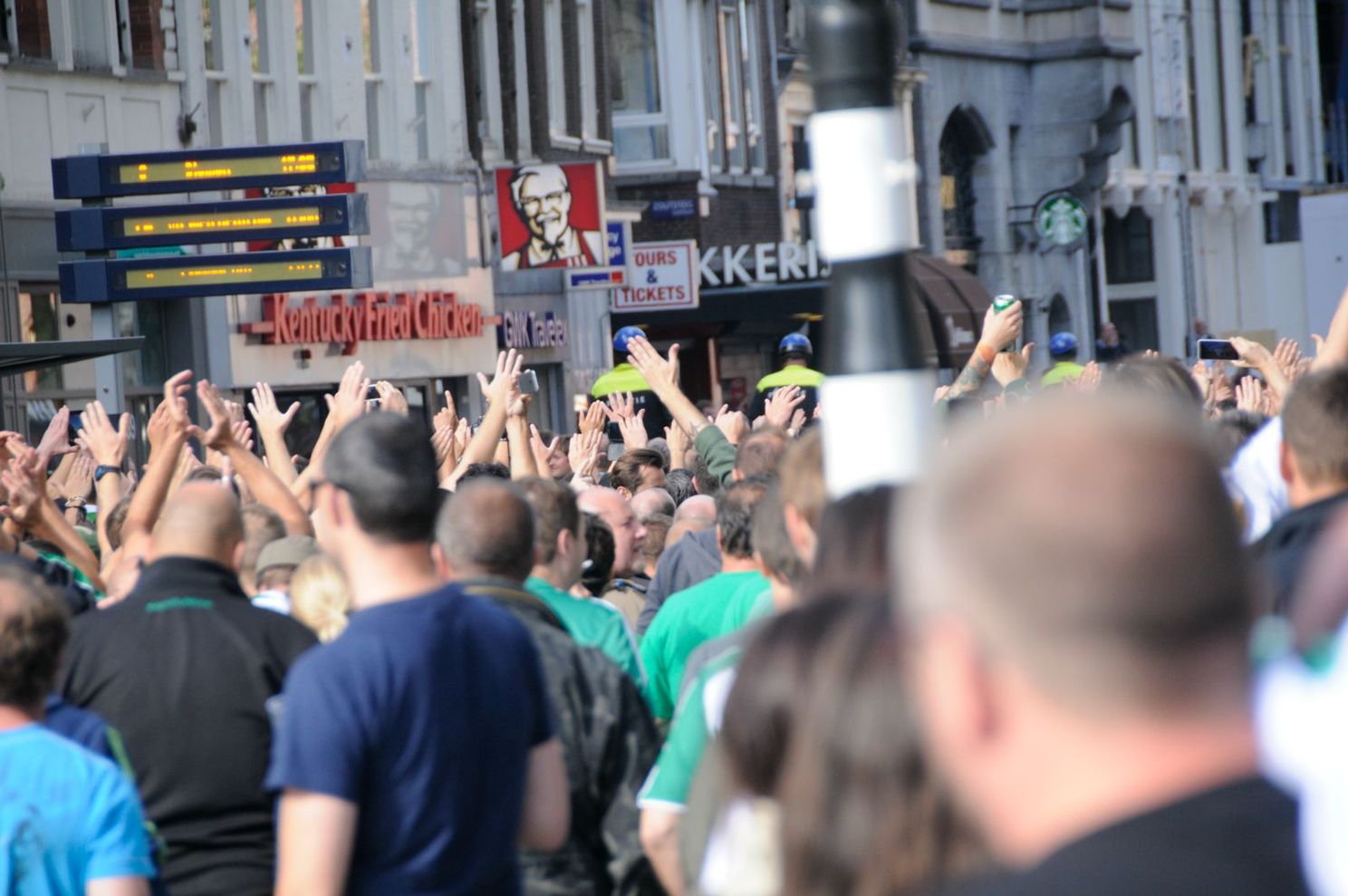 Fotoverslag: Opwarmen op De Wallen