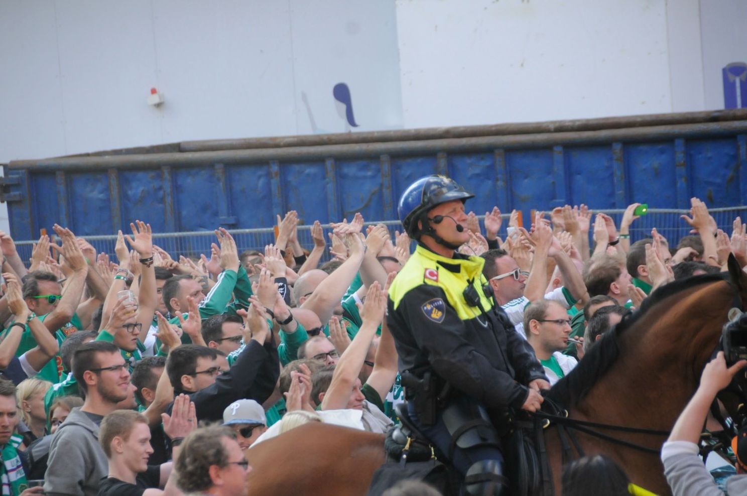 Fotoverslag: Opwarmen op De Wallen
