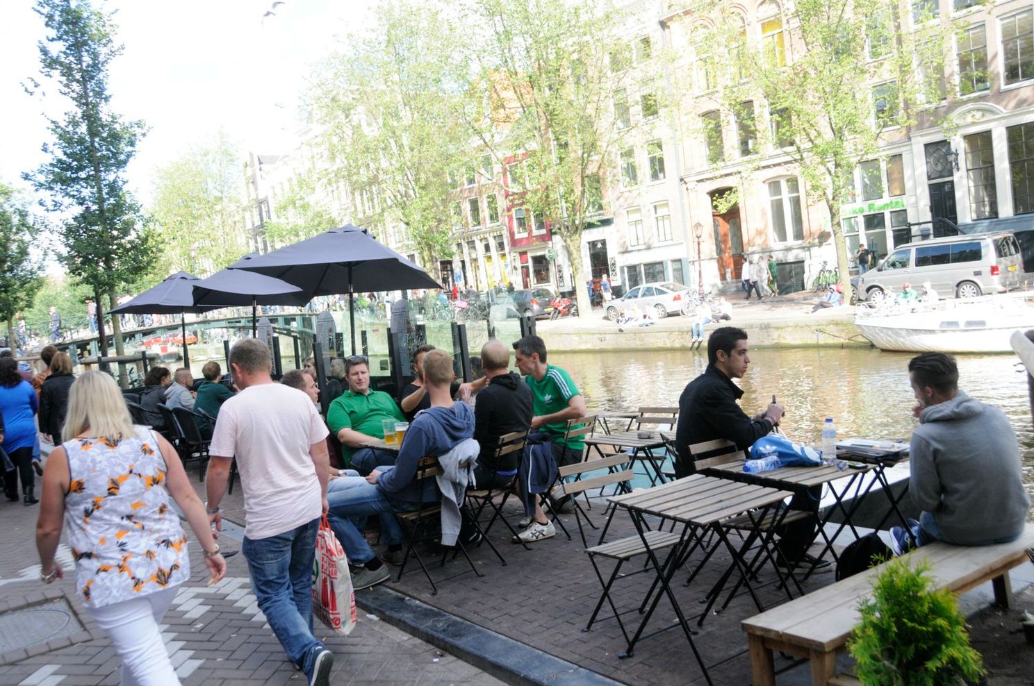 Fotoverslag: Opwarmen op De Wallen