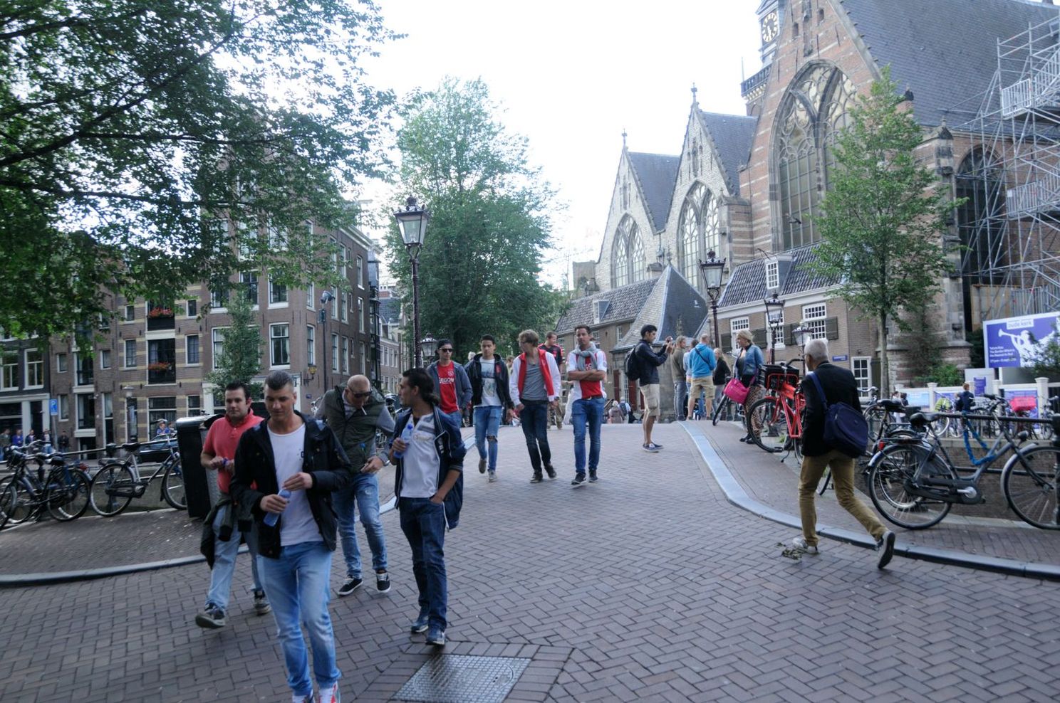 Fotoverslag: Opwarmen op De Wallen