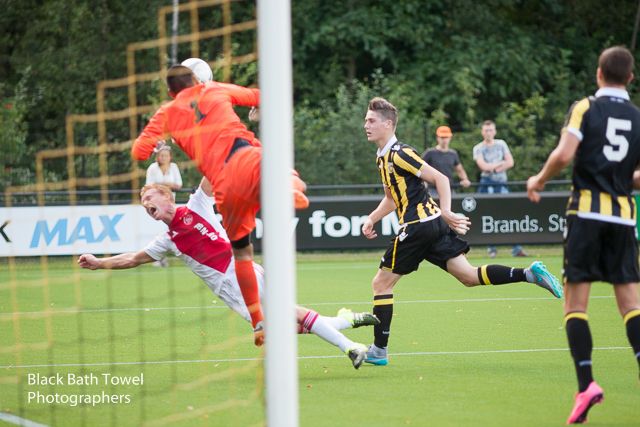 Foto's: Valse start voor Ajax A1 tegen Vitesse