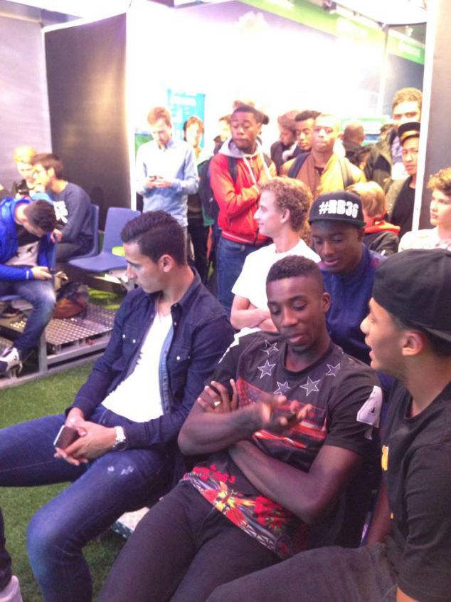 Ajax-spelers spelen FIFA16, Tete krijgt 'Jantje'