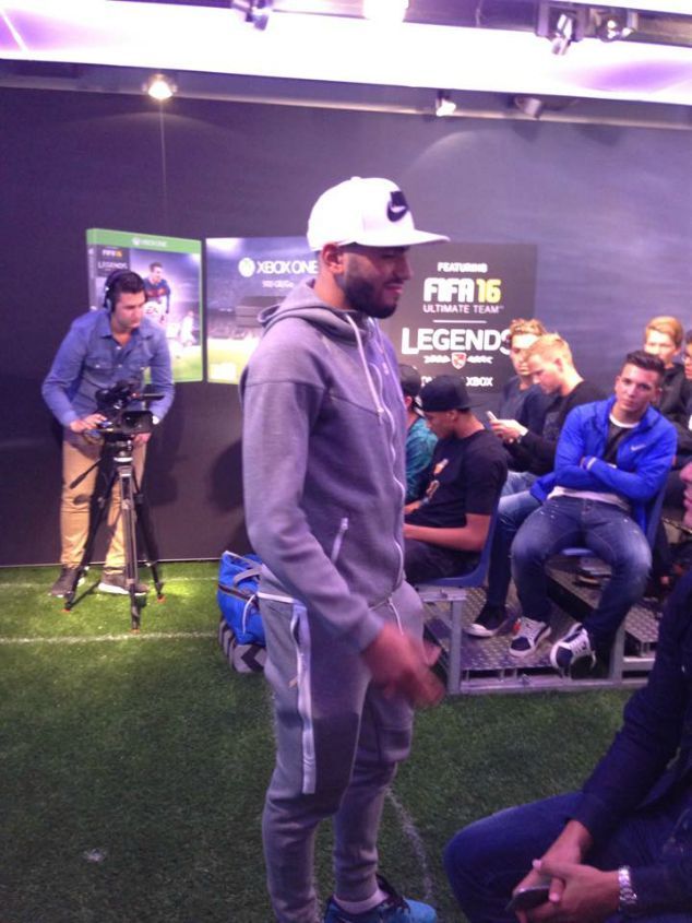 Ajax-spelers spelen FIFA16, Tete krijgt 'Jantje'