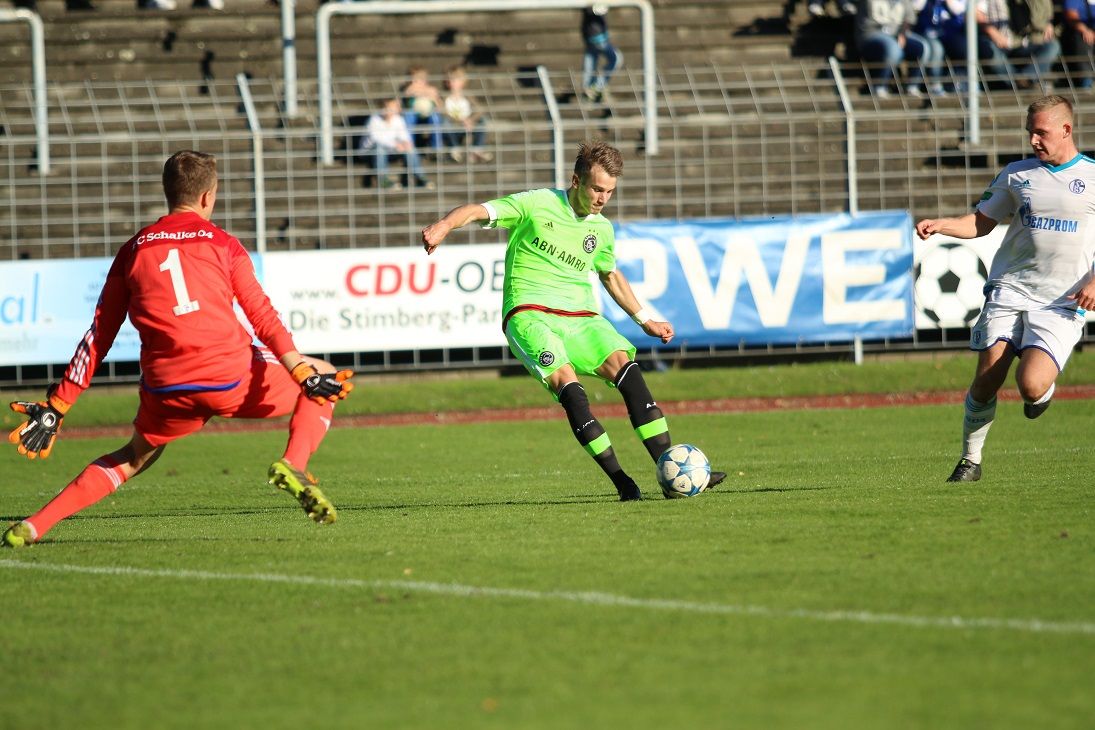 Overwinning Ajax A1 op Schalke in beeld