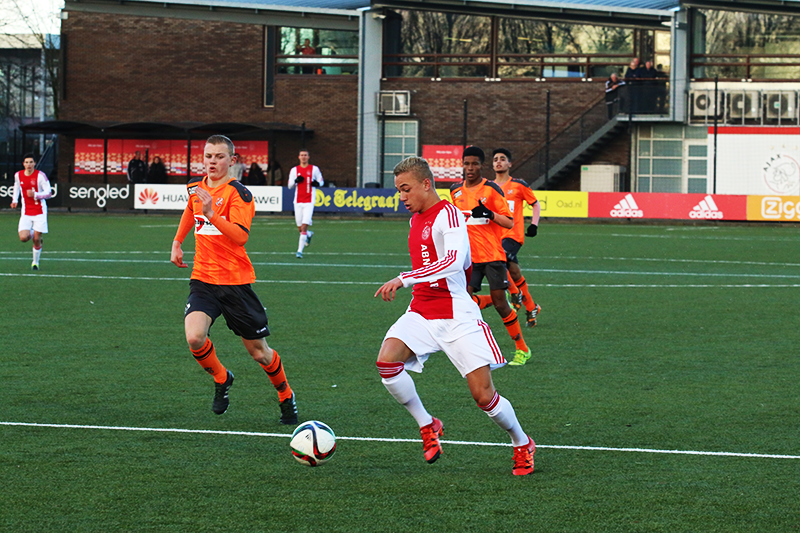 Ajax' Kweekvijver: Keihard voor Kluivert en Lang