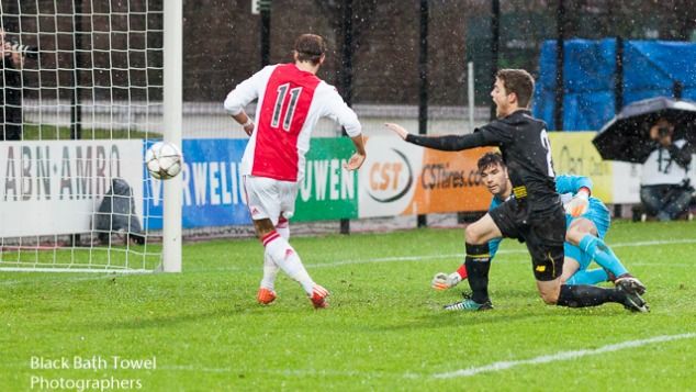 Van de Beek helpt A1 langs Sevilla