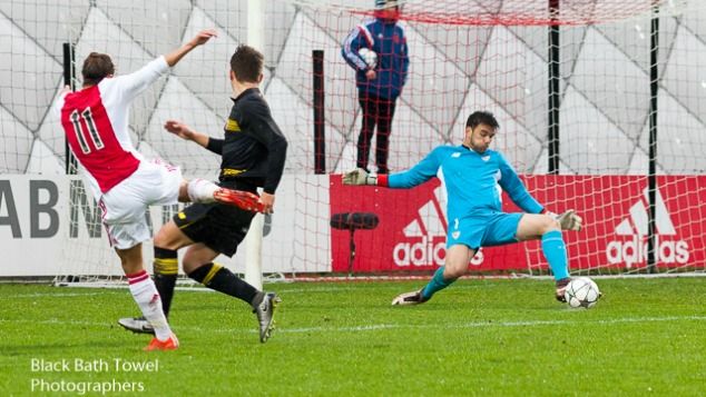 Van de Beek helpt A1 langs Sevilla