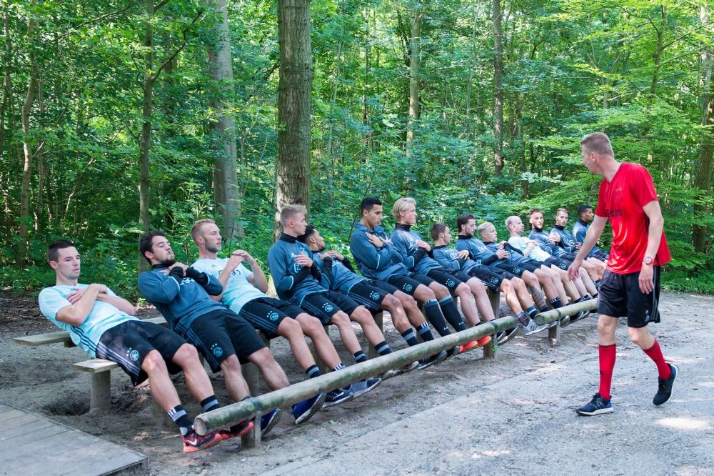 Foto's: Ajax-selectie aan de bak bij bosloop