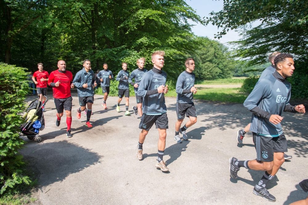 Foto's: Ajax-selectie aan de bak bij bosloop