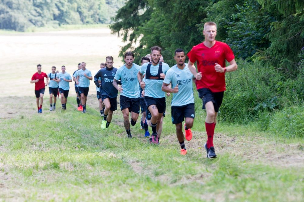 Foto's: Ajax-selectie aan de bak bij bosloop