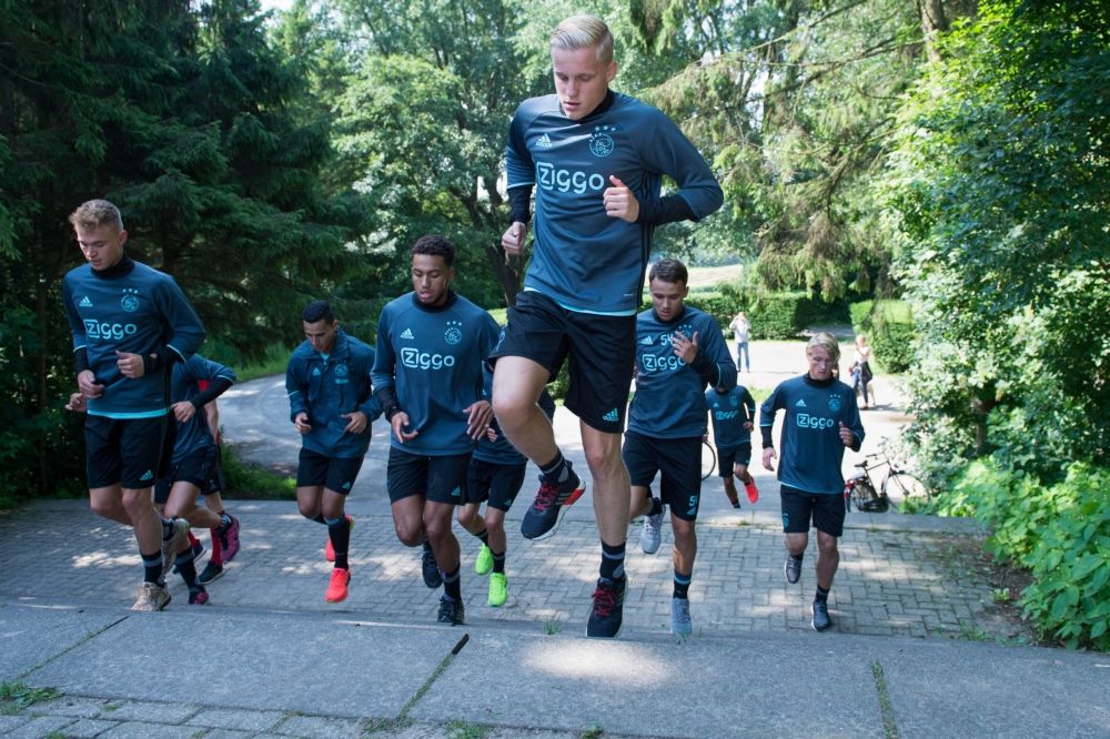 Foto's: Ajax-selectie aan de bak bij bosloop