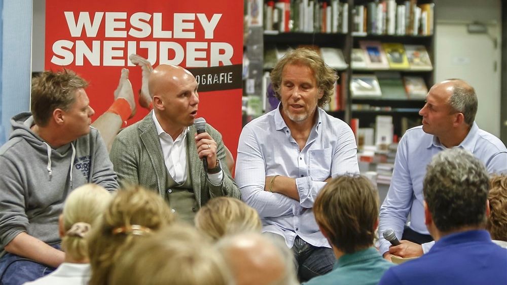 Boekpresentatie Sneijder: ‘Hij was zijn tas al aan het inpakken’