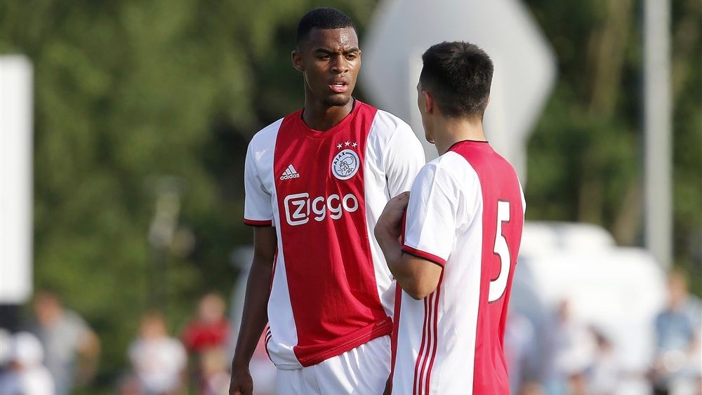 PS: Backs Martínez en Dest imponeren